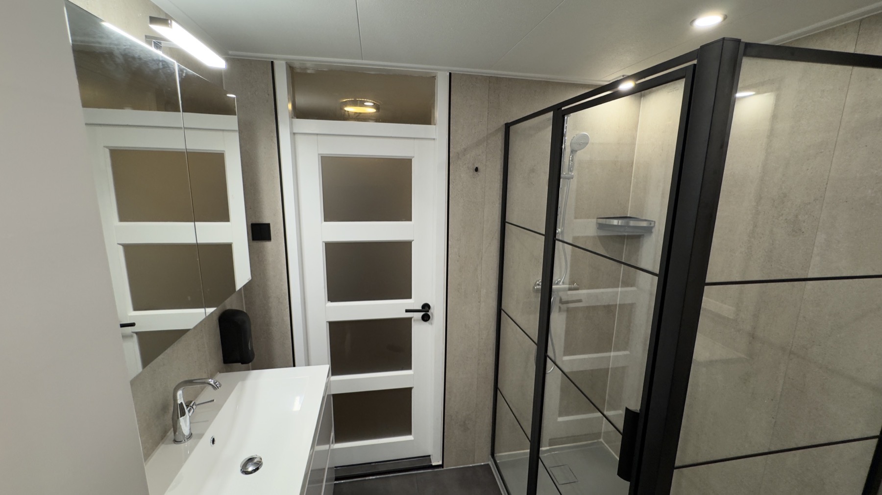 Breed overzicht van wastafel en douche