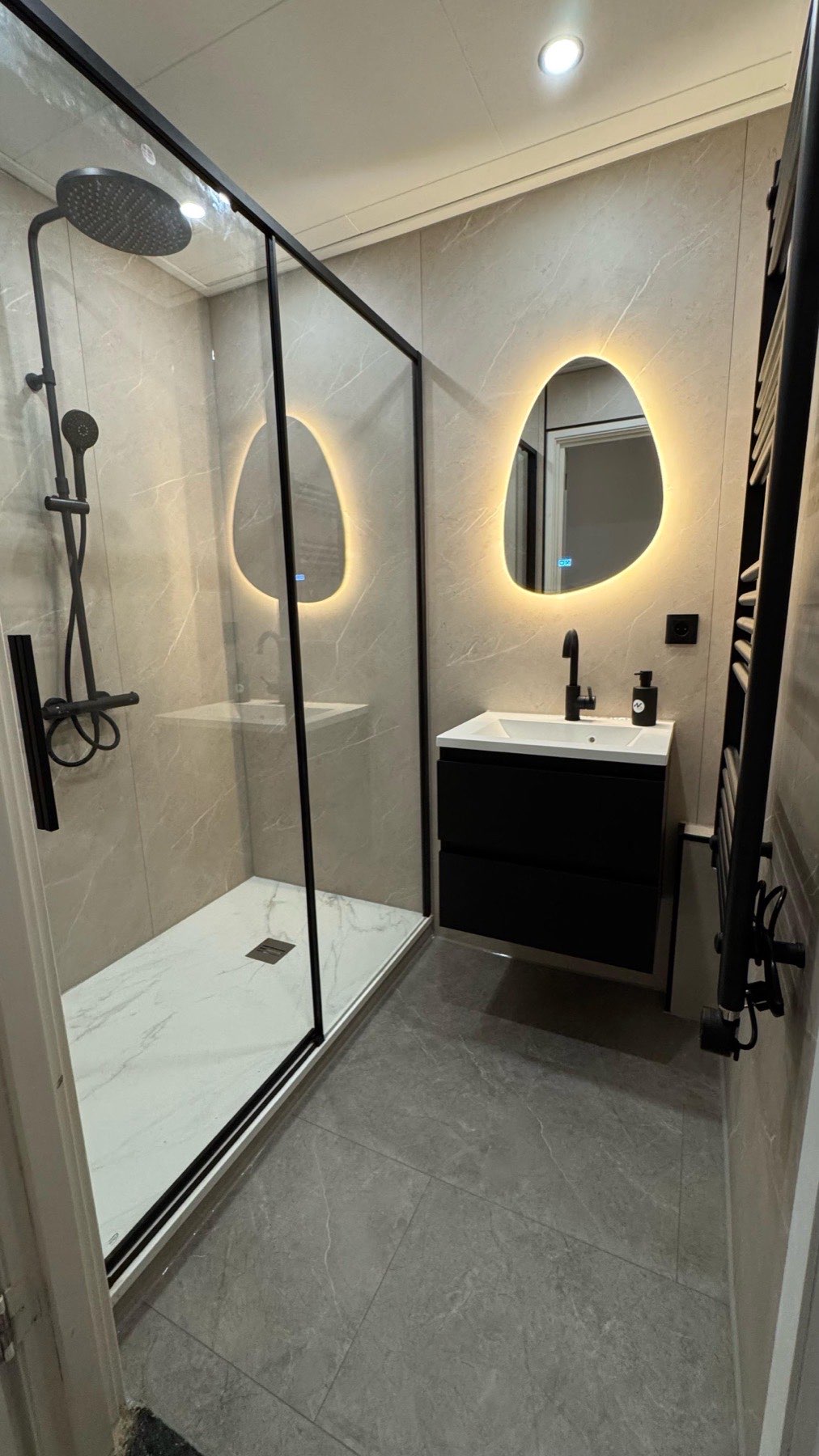 Overzicht van compacte badkamer