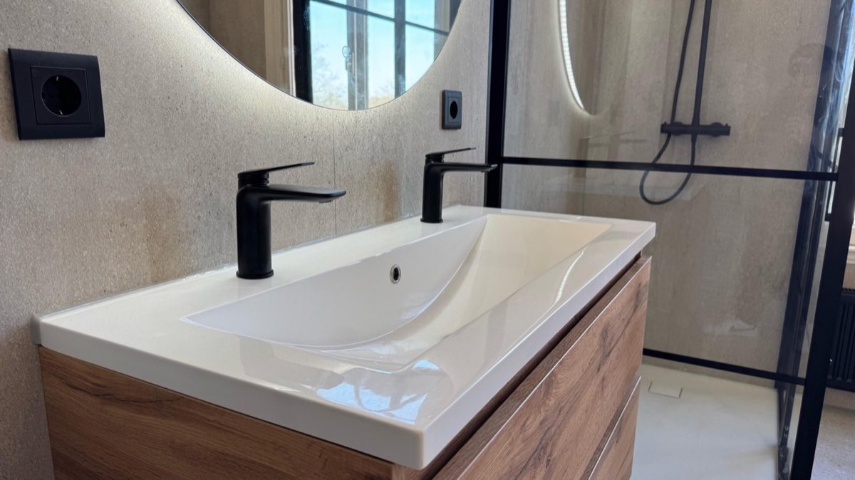 Breed detail van wastafel en douche
