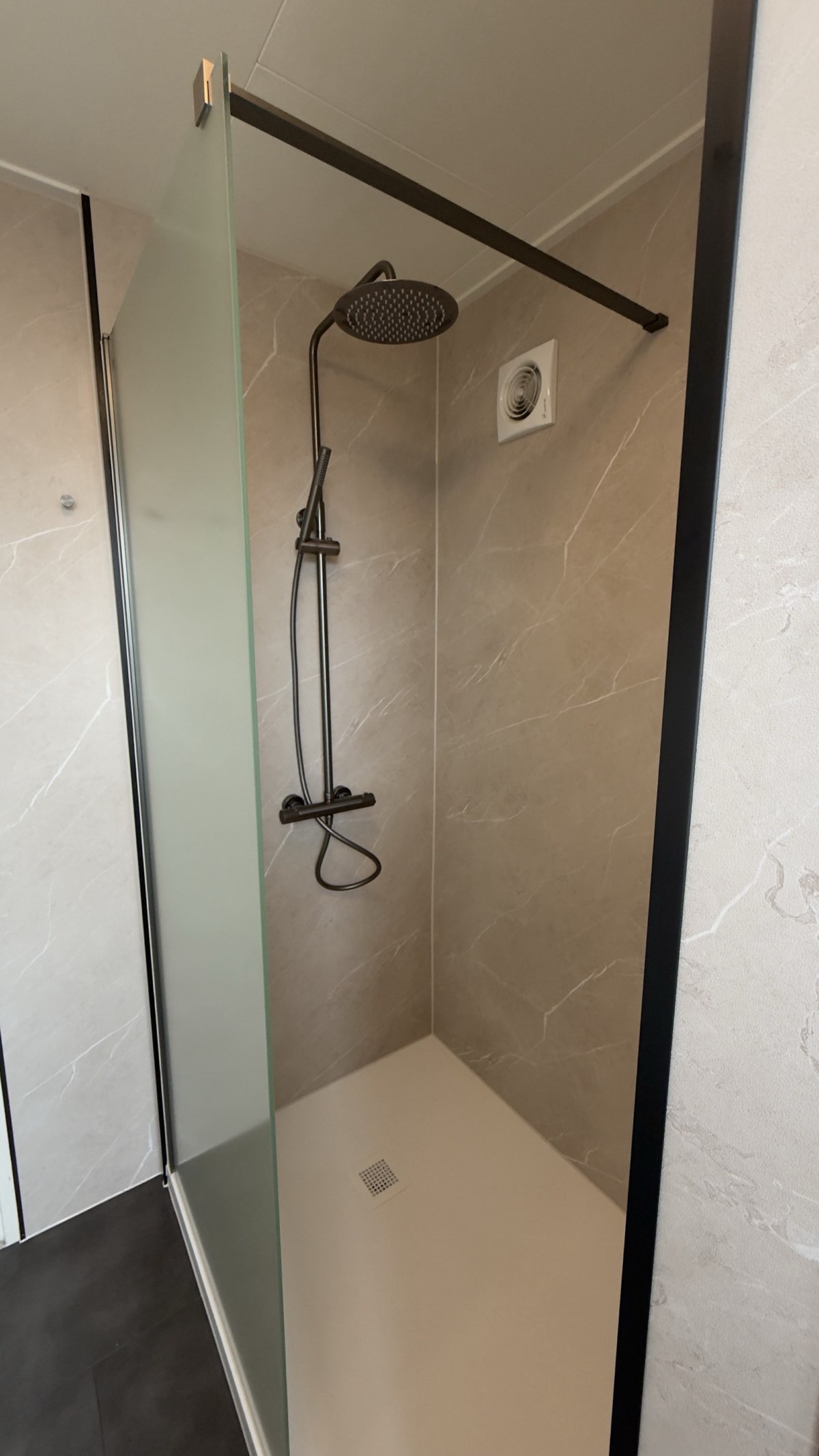 Moderne inloopdouche met zwarte accenten