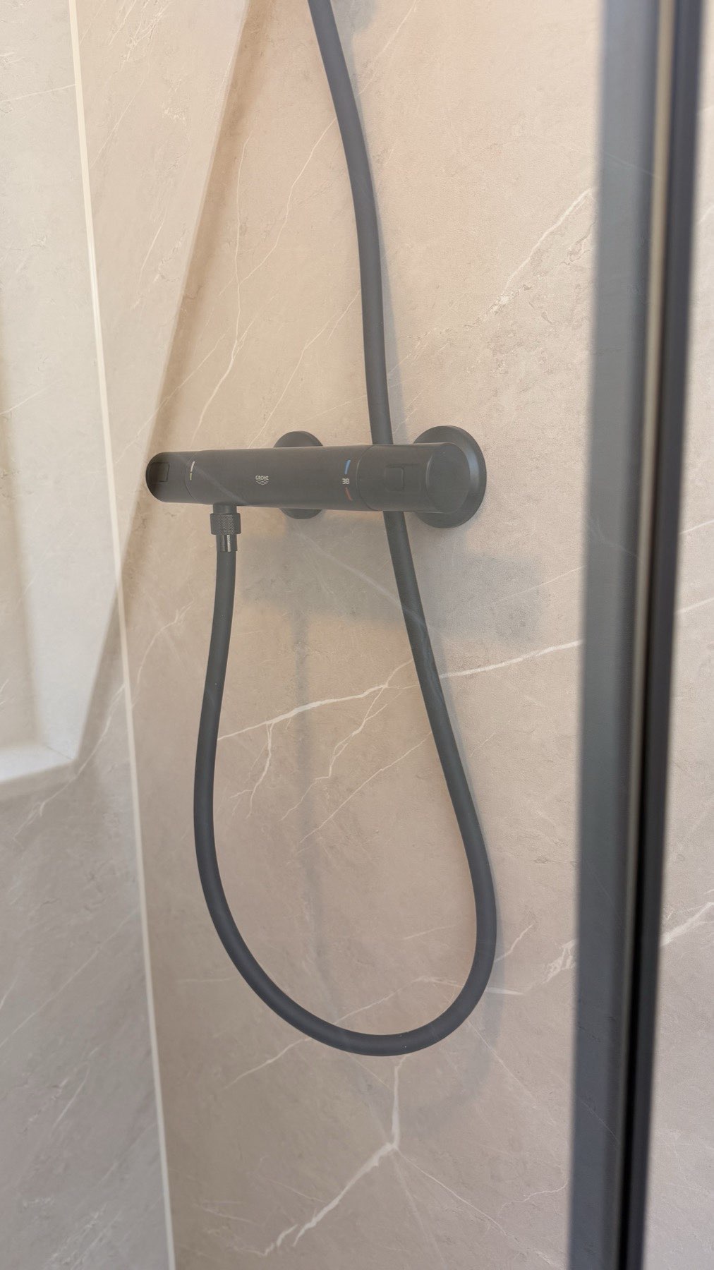 Detail van de nieuwe badkamer