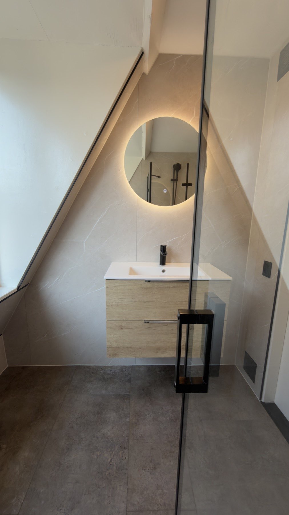 Badkamer Warm licht onder de kap
