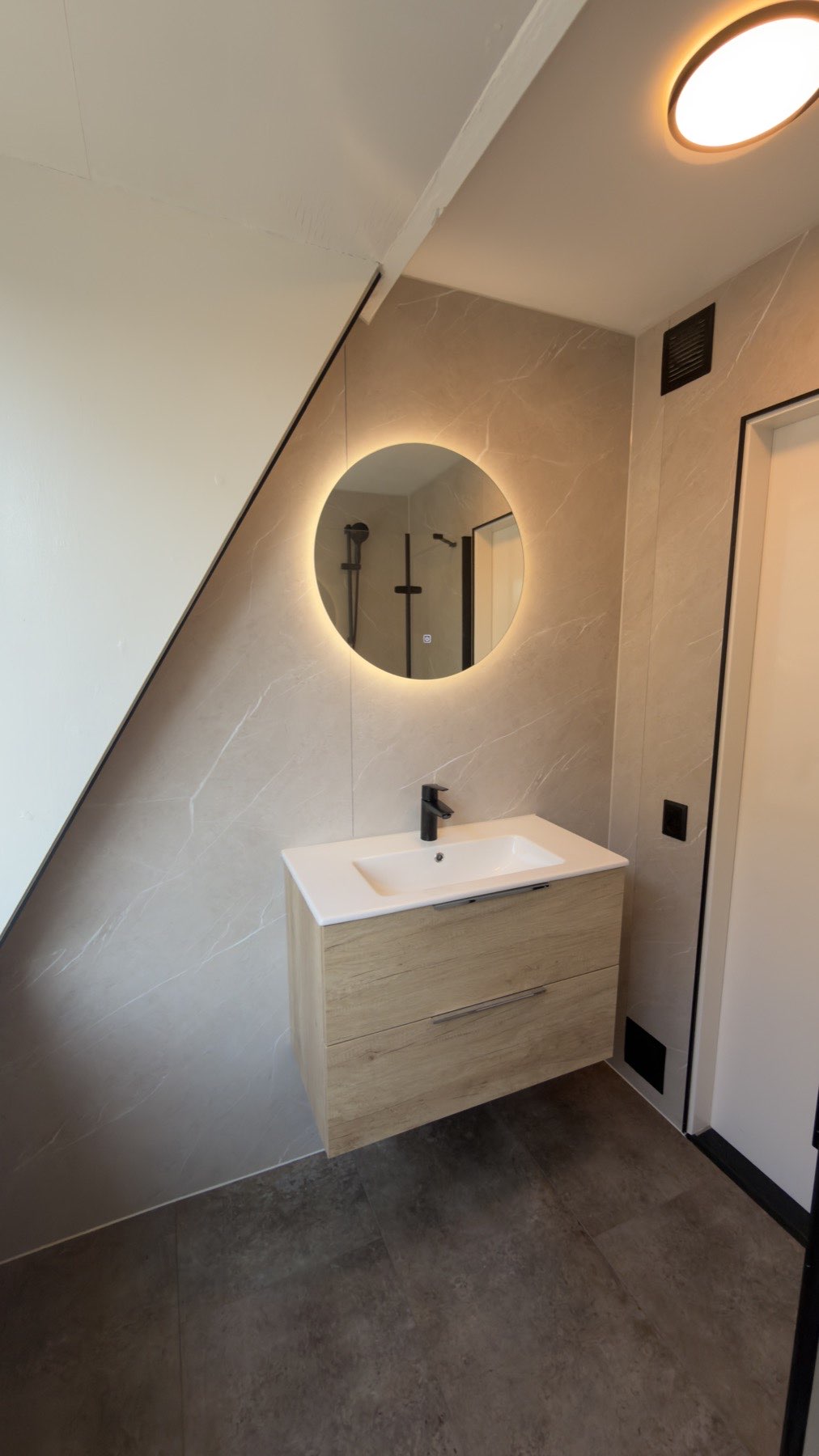Houtlook wastafelmeubel met ronde lichtspiegel