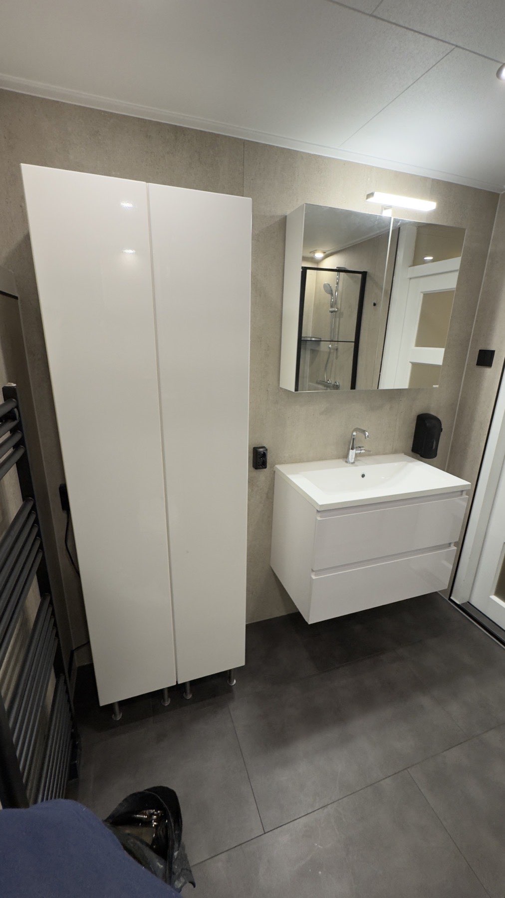 Hoge kast en wastafelmeubel