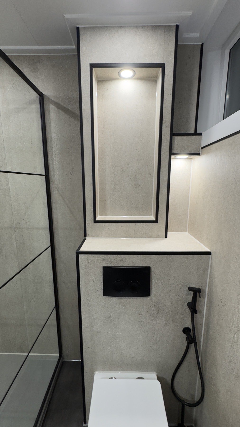 Verlichte nis boven toilet