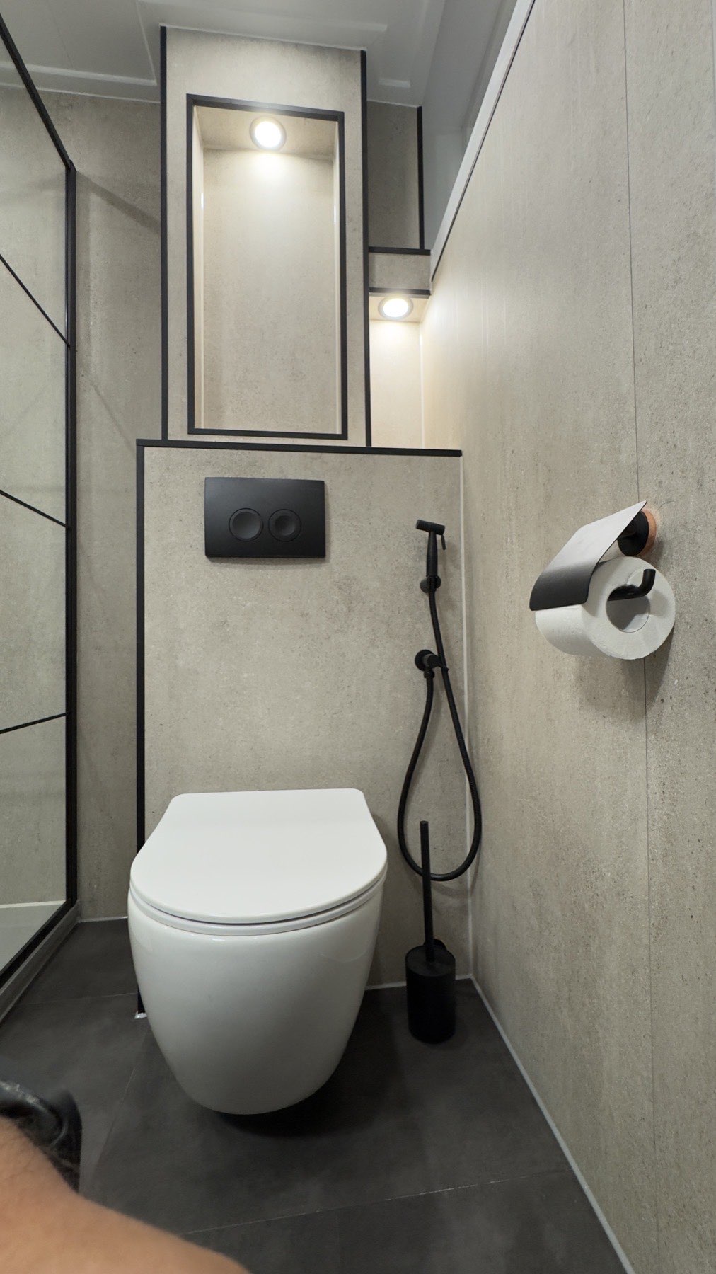 Toilet met zwarte accenten