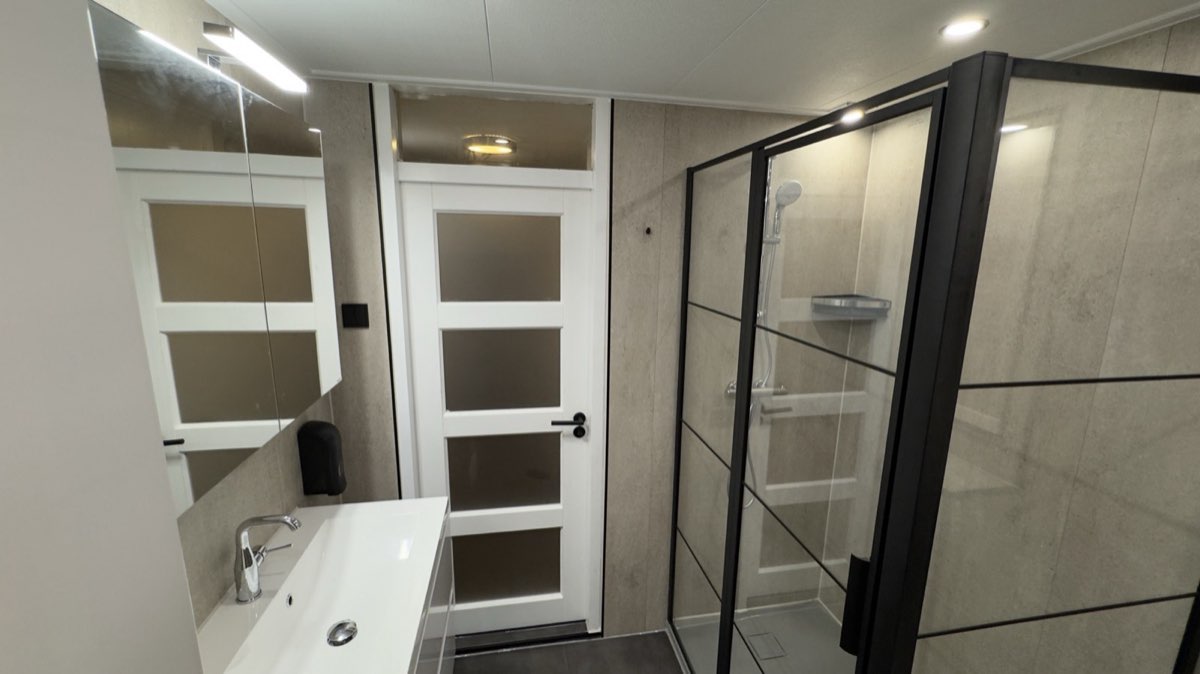 Breed overzicht van wastafel en douche