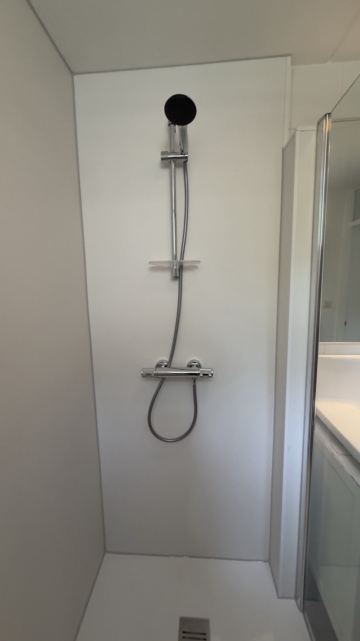 Nieuwe douchewand en kraan na 1 dag renovatie