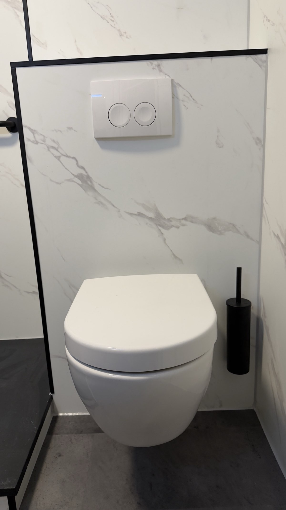 Toilet met wandpanelen en zwarte details
