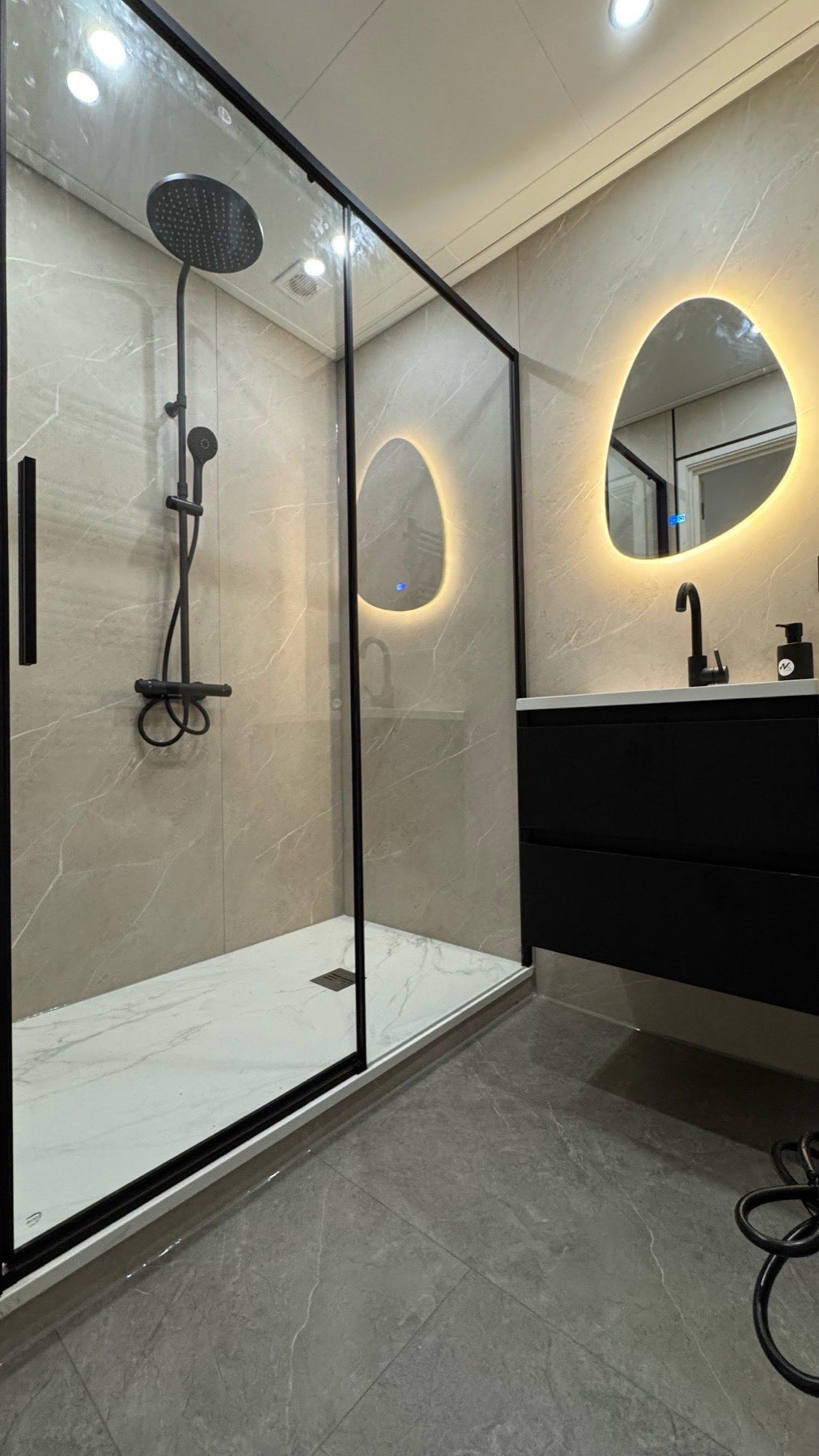 Douche met zwarte profielen en regendouche