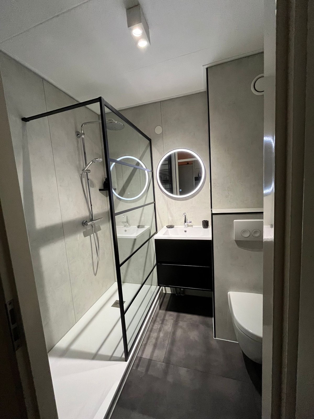 Compleet overzicht van hotel chique badkamer